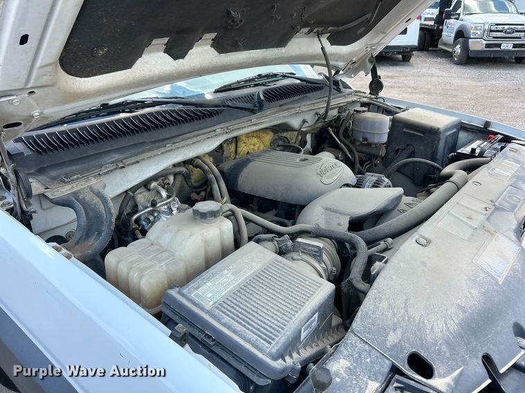 image for item EK8300 2002 Chevrolet Silverado 2500HD utility bed pickup truck