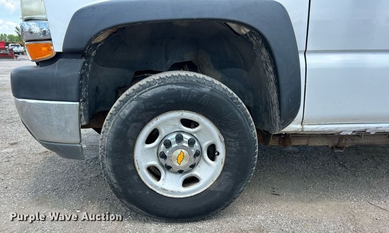 image for item EK8300 2002 Chevrolet Silverado 2500HD utility bed pickup truck