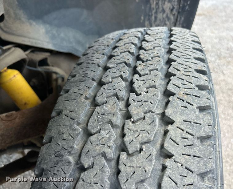 image for item EK8300 2002 Chevrolet Silverado 2500HD utility bed pickup truck