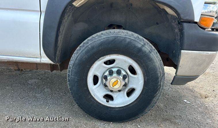 image for item EK8300 2002 Chevrolet Silverado 2500HD utility bed pickup truck