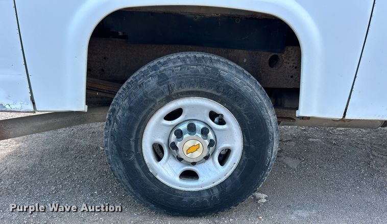 image for item EK8300 2002 Chevrolet Silverado 2500HD utility bed pickup truck