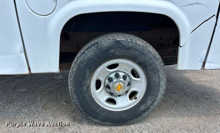 image for item EK8300 2002 Chevrolet Silverado 2500HD utility bed pickup truck