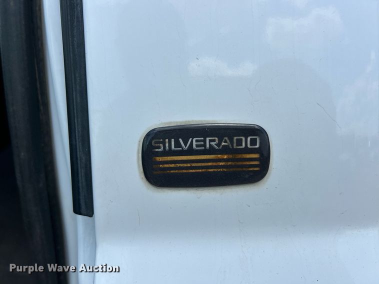 image for item EK8300 2002 Chevrolet Silverado 2500HD utility bed pickup truck