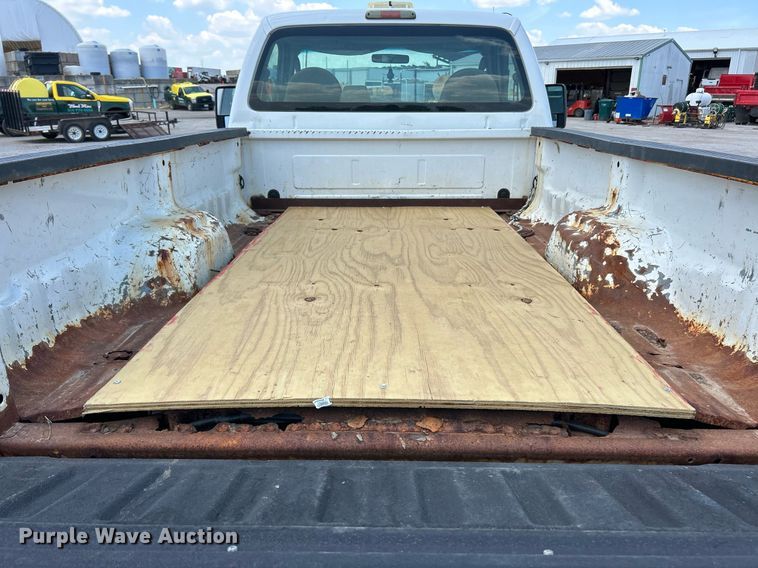 image for item EK8302 2008 Ford F350 Super Duty XL pickup truck