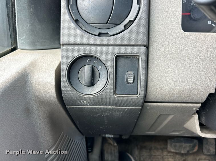 image for item EK8302 2008 Ford F350 Super Duty XL pickup truck