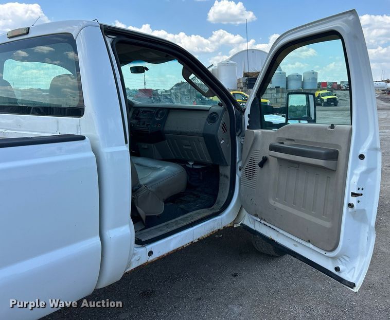 image for item EK8302 2008 Ford F350 Super Duty XL pickup truck