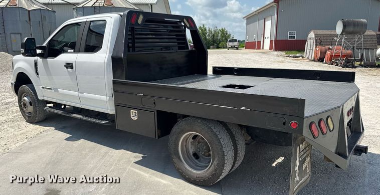 image for item EN4570 2019 Ford F350 Super Duty XL SuperCab flatbed pickup truck
