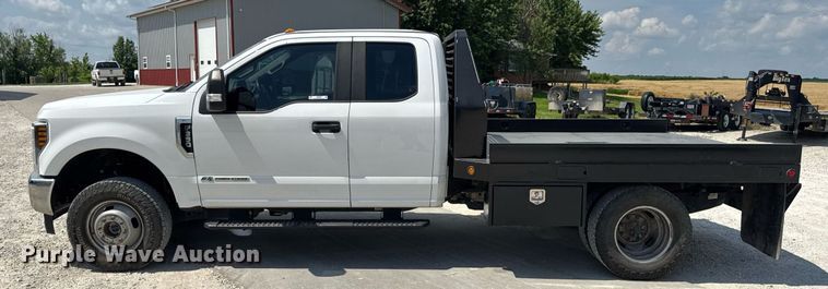 image for item EN4570 2019 Ford F350 Super Duty XL SuperCab flatbed pickup truck