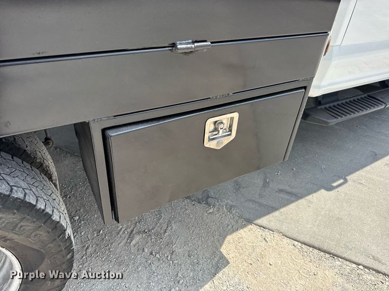 image for item EN4570 2019 Ford F350 Super Duty XL SuperCab flatbed pickup truck