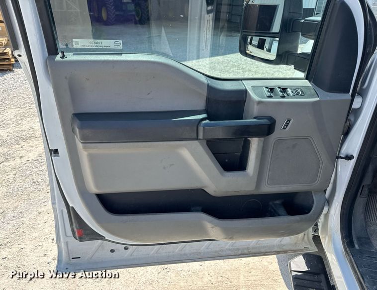 image for item EN4570 2019 Ford F350 Super Duty XL SuperCab flatbed pickup truck