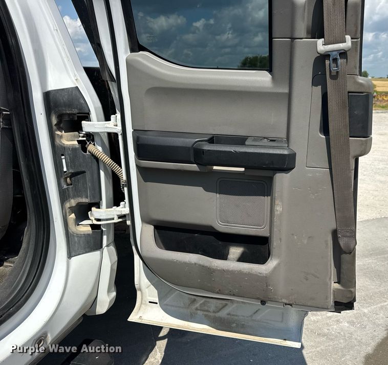 image for item EN4570 2019 Ford F350 Super Duty XL SuperCab flatbed pickup truck