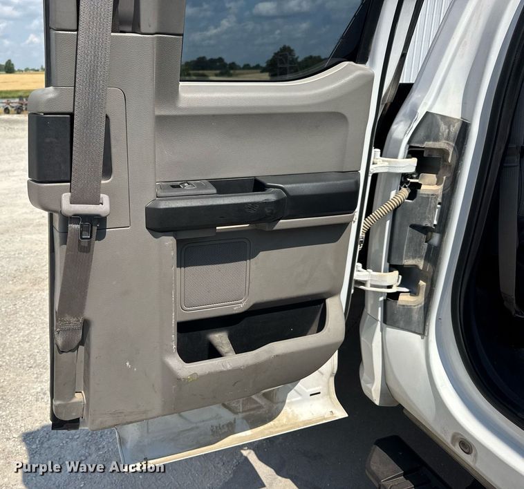 image for item EN4570 2019 Ford F350 Super Duty XL SuperCab flatbed pickup truck