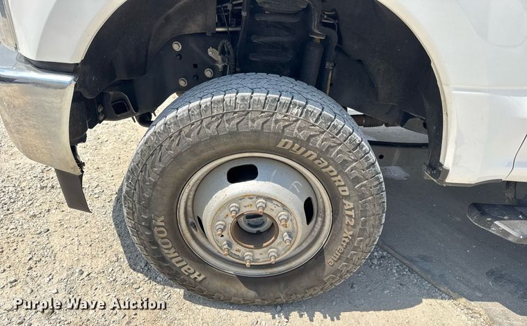 image for item EN4570 2019 Ford F350 Super Duty XL SuperCab flatbed pickup truck