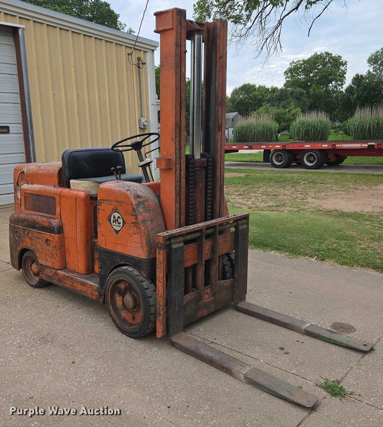 image for item EN8204 Allis-Chalmers FT 80 forklift
