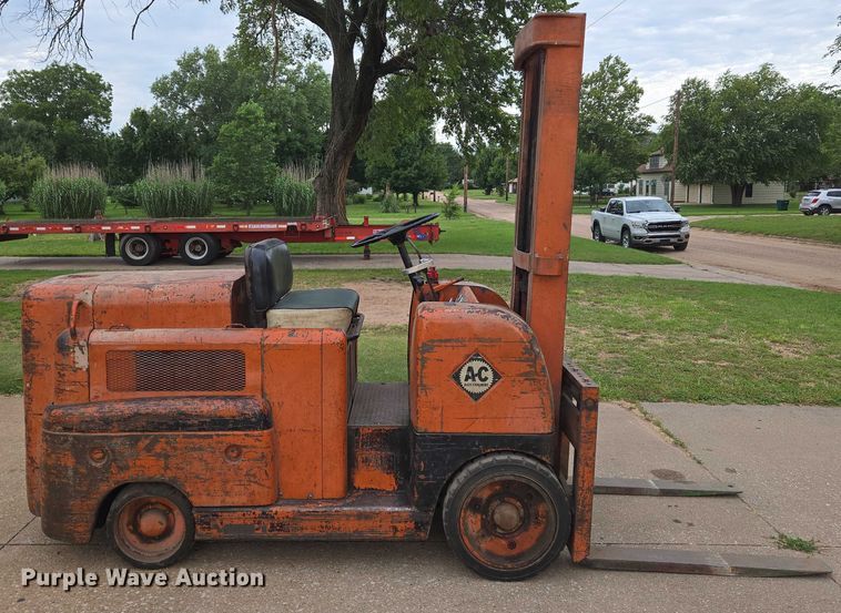 image for item EN8204 Allis-Chalmers FT 80 forklift