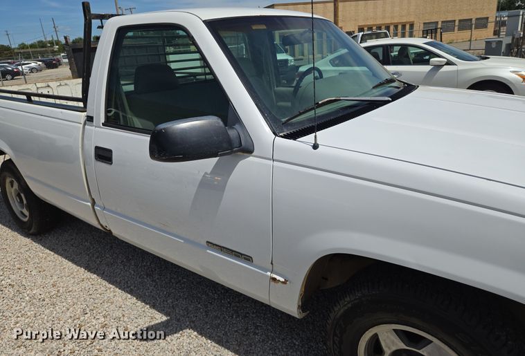 image for item EN8212 1996 GMC Sierra C1500 pickup truck