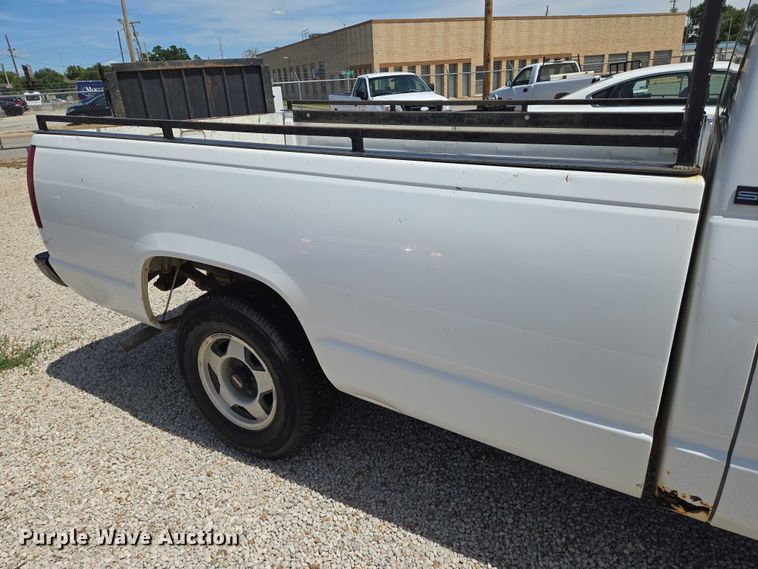image for item EN8212 1996 GMC Sierra C1500 pickup truck