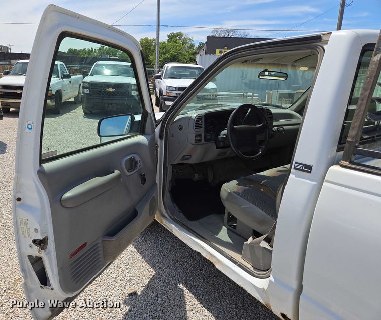 image for item EN8212 1996 GMC Sierra C1500 pickup truck