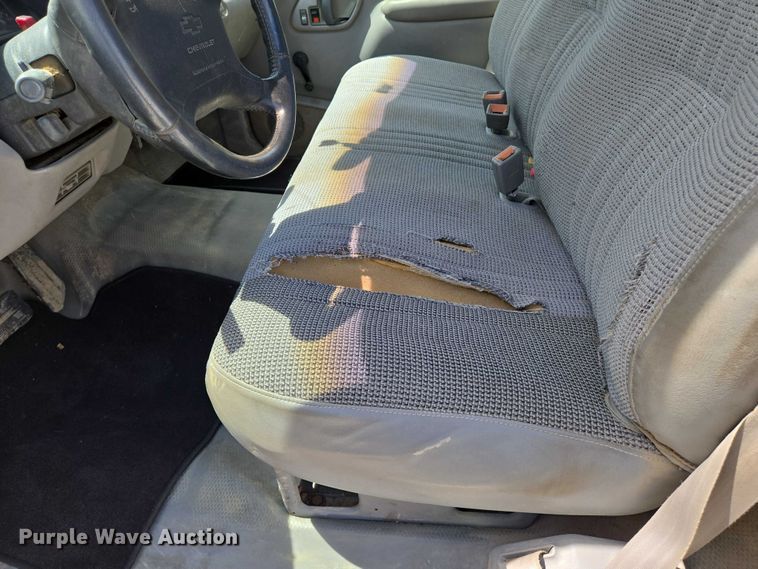 image for item EN8212 1996 GMC Sierra C1500 pickup truck