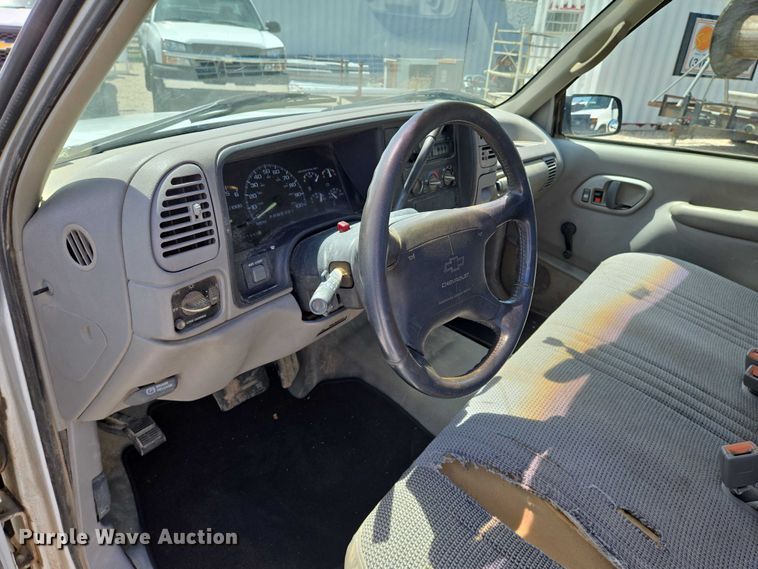 image for item EN8212 1996 GMC Sierra C1500 pickup truck