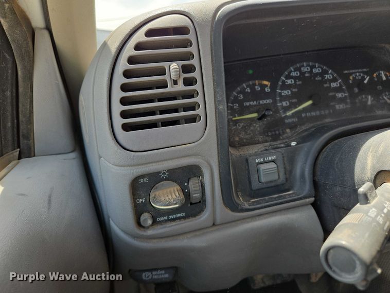 image for item EN8212 1996 GMC Sierra C1500 pickup truck