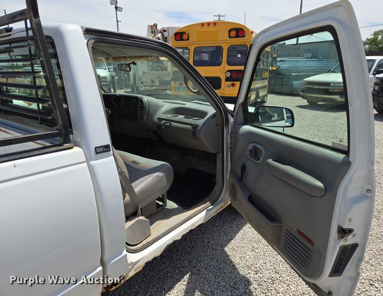 image for item EN8212 1996 GMC Sierra C1500 pickup truck