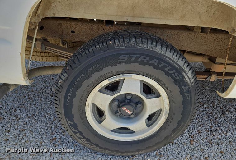 image for item EN8212 1996 GMC Sierra C1500 pickup truck