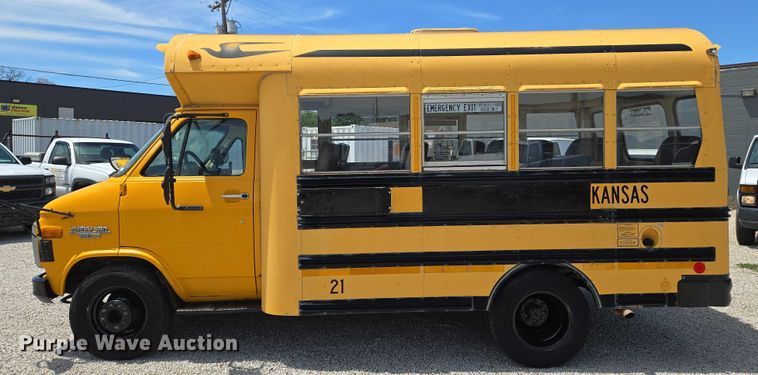 image for item EN8218 1996 Blue Bird school bus