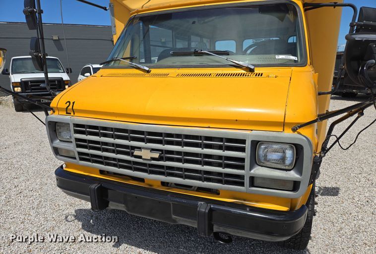 image for item EN8218 1996 Blue Bird school bus