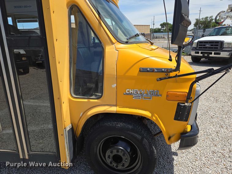 image for item EN8218 1996 Blue Bird school bus