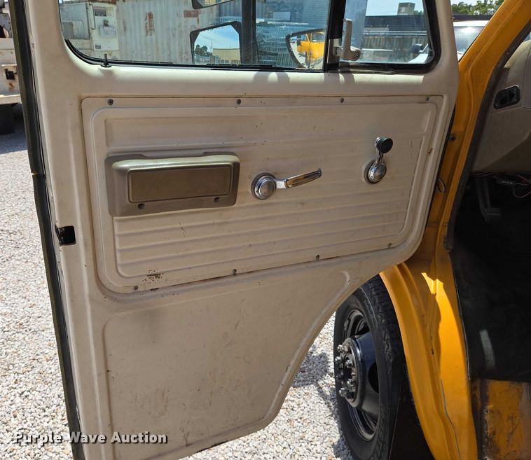 image for item EN8218 1996 Blue Bird school bus