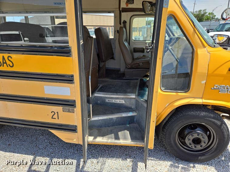 image for item EN8218 1996 Blue Bird school bus