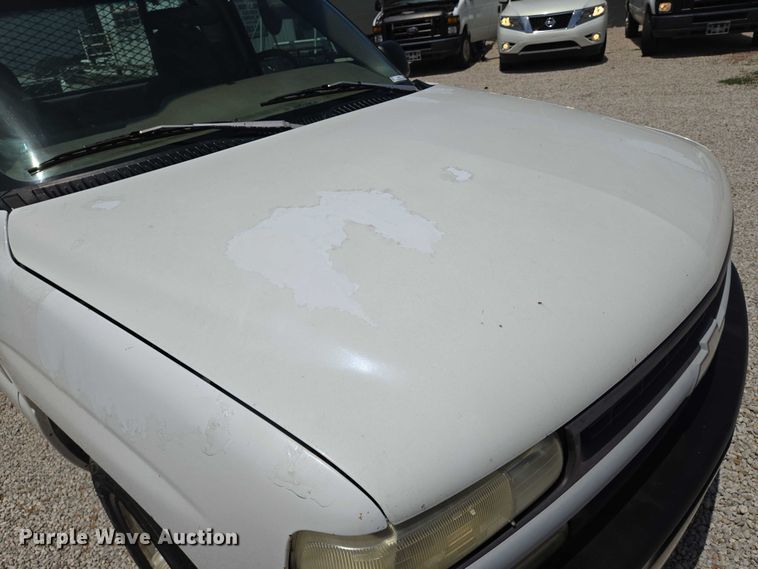 image for item EN8219 1999 Chevrolet Silverado 1500 pickup truck