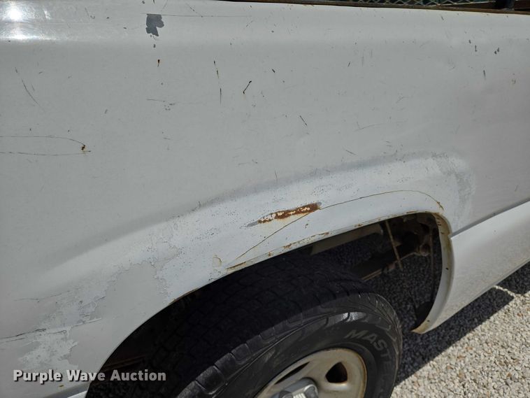 image for item EN8219 1999 Chevrolet Silverado 1500 pickup truck