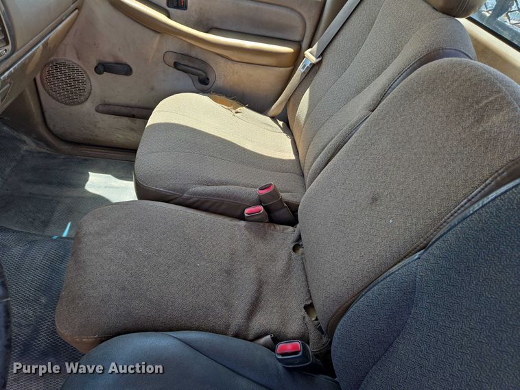 image for item EN8219 1999 Chevrolet Silverado 1500 pickup truck