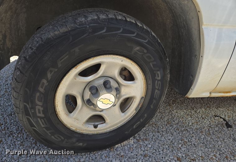 image for item EN8219 1999 Chevrolet Silverado 1500 pickup truck