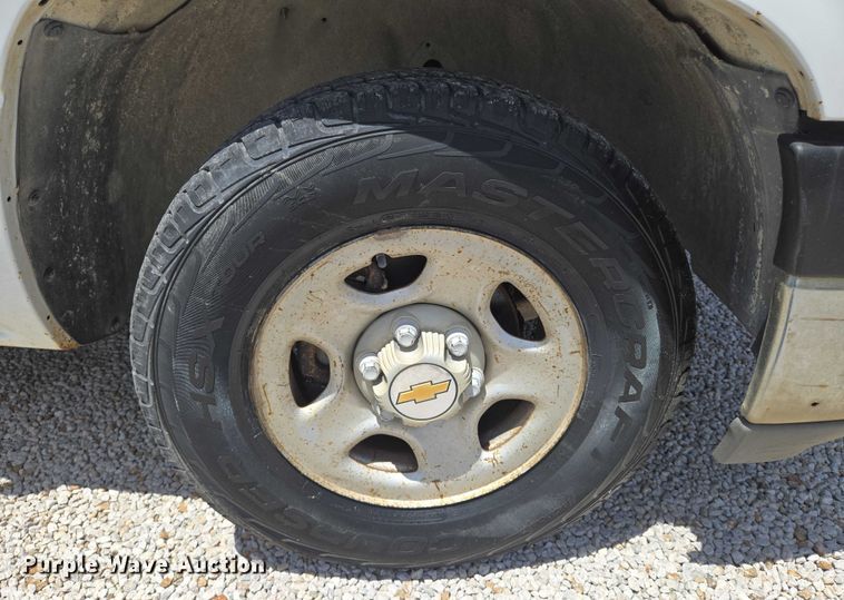 image for item EN8219 1999 Chevrolet Silverado 1500 pickup truck