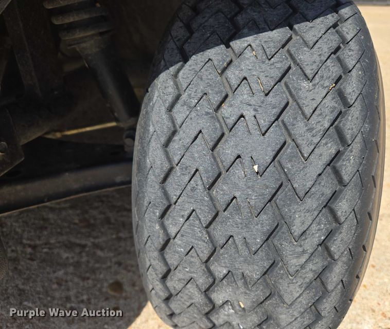 image for item EN8223 Yamaha golf cart