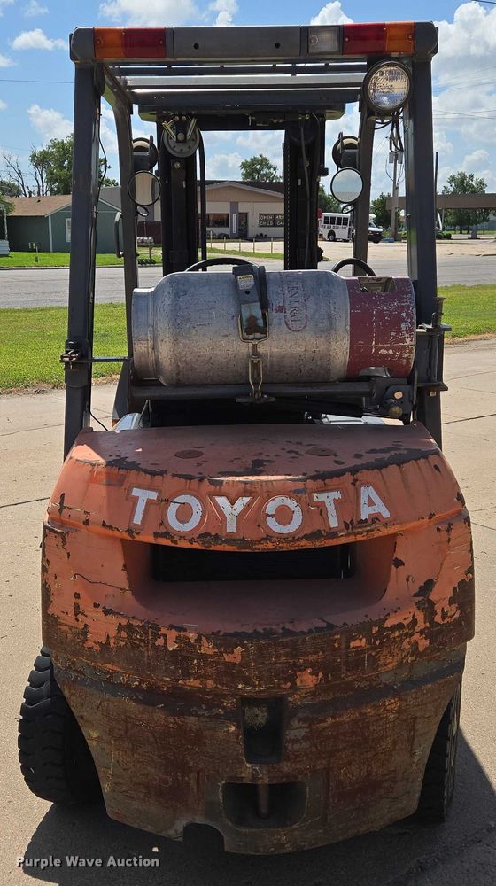 image for item EN8225 2001 Toyota 7FGU25 forklift