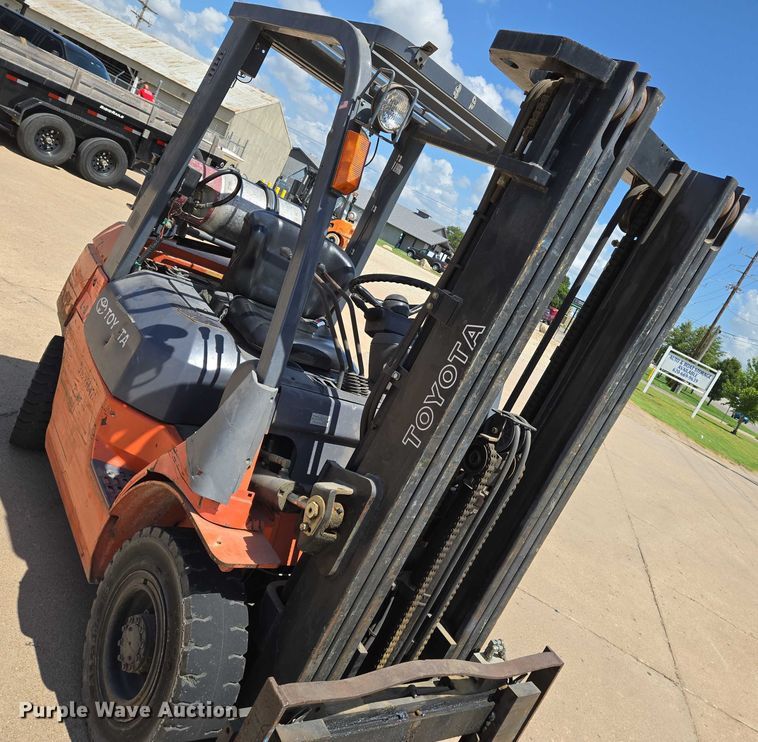 image for item EN8225 2001 Toyota 7FGU25 forklift