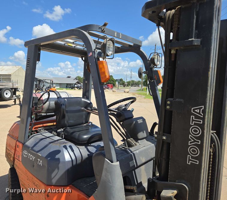 image for item EN8225 2001 Toyota 7FGU25 forklift