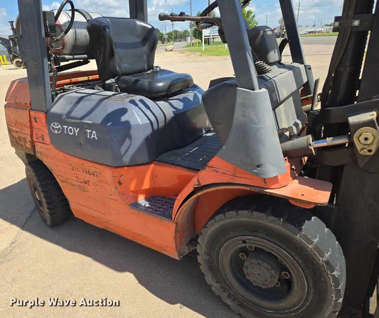 image for item EN8225 2001 Toyota 7FGU25 forklift