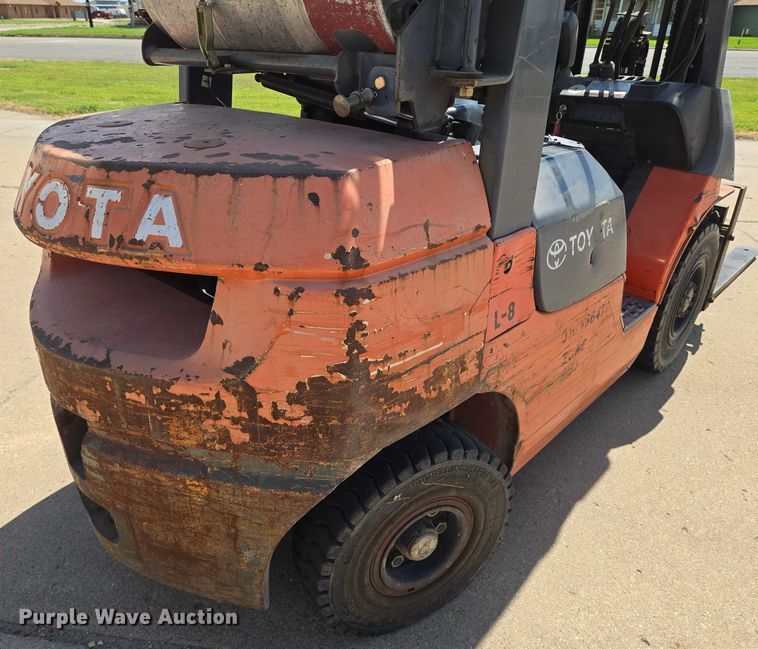 image for item EN8225 2001 Toyota 7FGU25 forklift