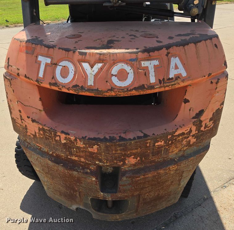 image for item EN8225 2001 Toyota 7FGU25 forklift