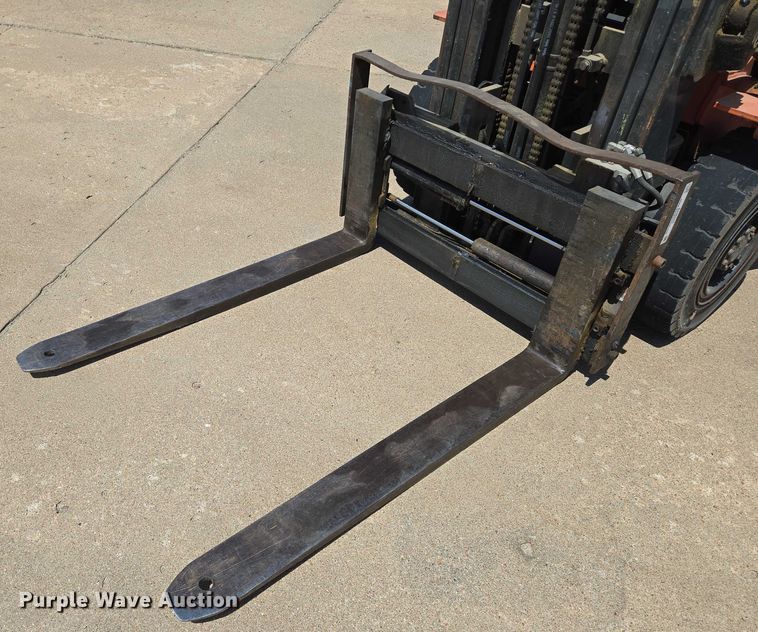 image for item EN8225 2001 Toyota 7FGU25 forklift