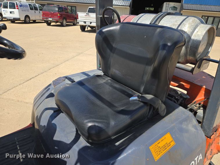 image for item EN8225 2001 Toyota 7FGU25 forklift