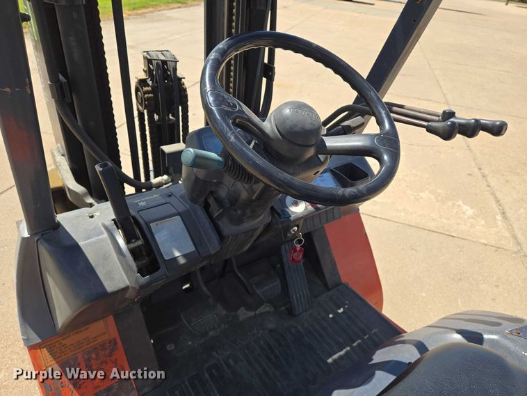 image for item EN8225 2001 Toyota 7FGU25 forklift