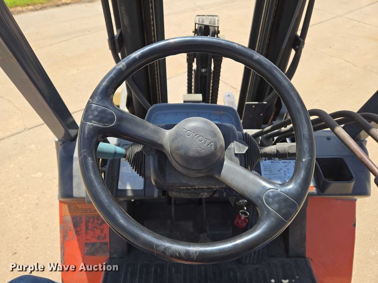 image for item EN8225 2001 Toyota 7FGU25 forklift