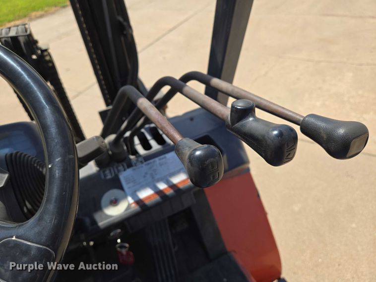 image for item EN8225 2001 Toyota 7FGU25 forklift