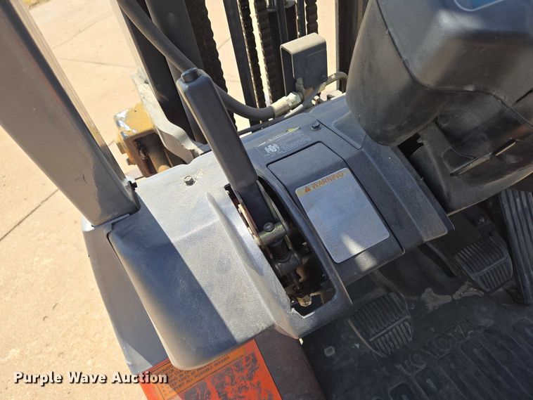 image for item EN8225 2001 Toyota 7FGU25 forklift